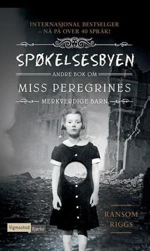 Omslag: "Spøkelsesbyen : andre bok om Miss Peregrines merkverdige barn" av Ransom Riggs