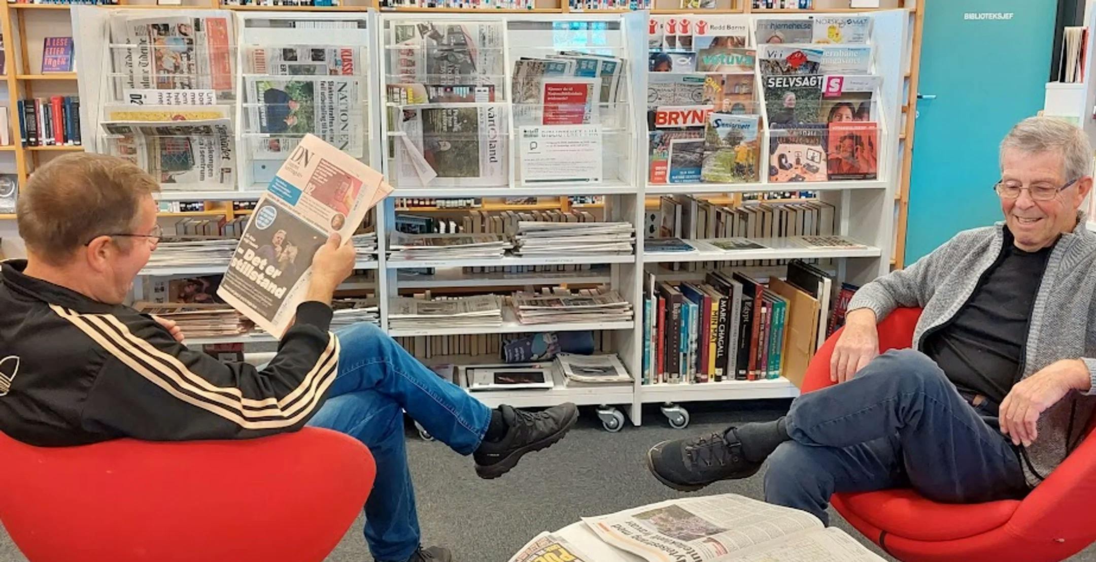 To menn som les aviser i biblioteket på Nærbø