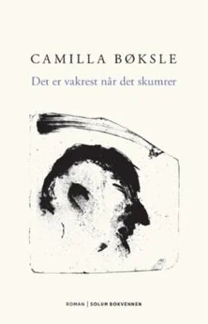 Omslag: "Det er vakrest når det skumrer : roman" av Camilla Bøksle